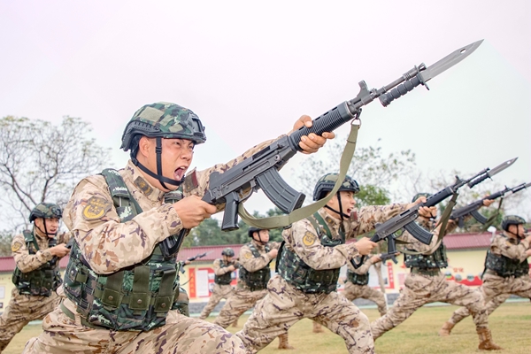 武警官兵正在进行刺杀训练