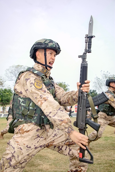武警官兵正在进行刺杀训练