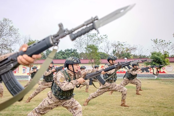 武警官兵正在进行刺杀训练