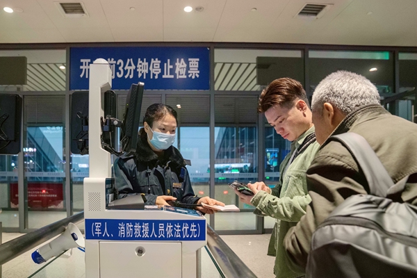 铁路工作人员服务重点旅客。赵波摄
