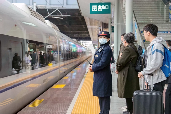 铁路工作人员守护旅客回家路。赵波摄