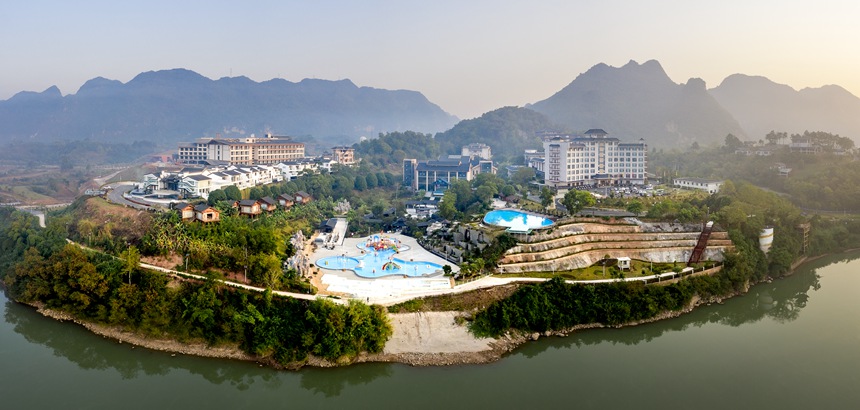 图一、1月18日，空中远眺下的宁明县花山温泉景区气势磅礴、风景如画、美轮美奂。