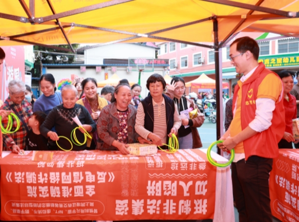 村民们积极参与游园活动。平安人寿广西分公司