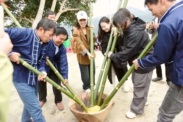 游客和当地群众一起舂糍粑。黄燕群摄