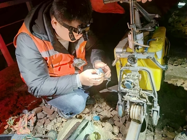 玉林工务段探伤工利用夜间天窗加强线路钢轨探伤，及时发现和消除故障隐患。张小冰摄