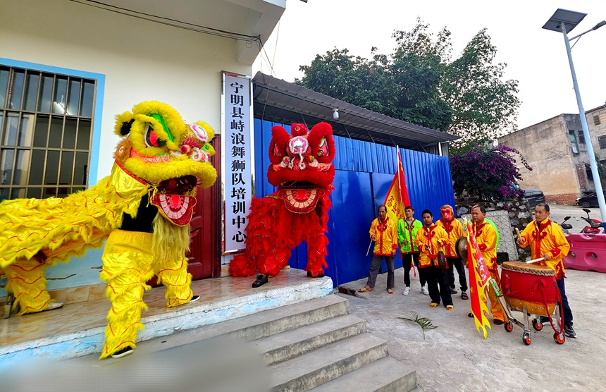 1月19日，广西宁明县峙浪乡边境舞狮队队员正在认真排练准备参加春节和庙会文体活动表演。