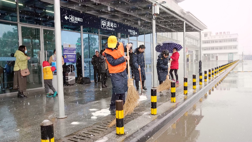 桂林车务段东安东站及时组织工作人员和青年志愿者对进站通道进行清扫，确保旅客安全出行。卢穗萍摄