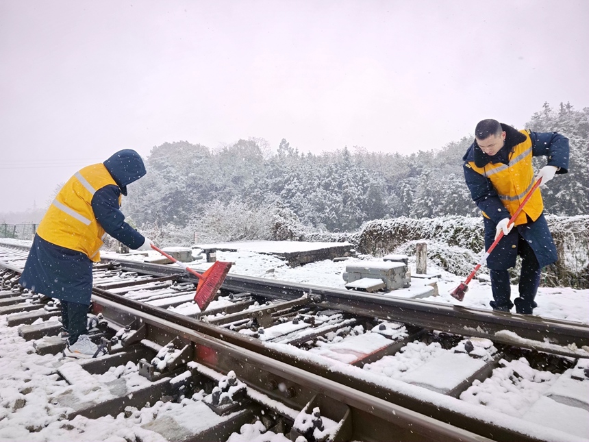 桂林車務段湘桂線咸水站及時組織人員清掃道岔，確保列車安全運行。李梓豪攝