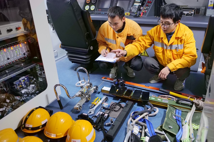 作业组成员正在清点工具材料。韦杰摄