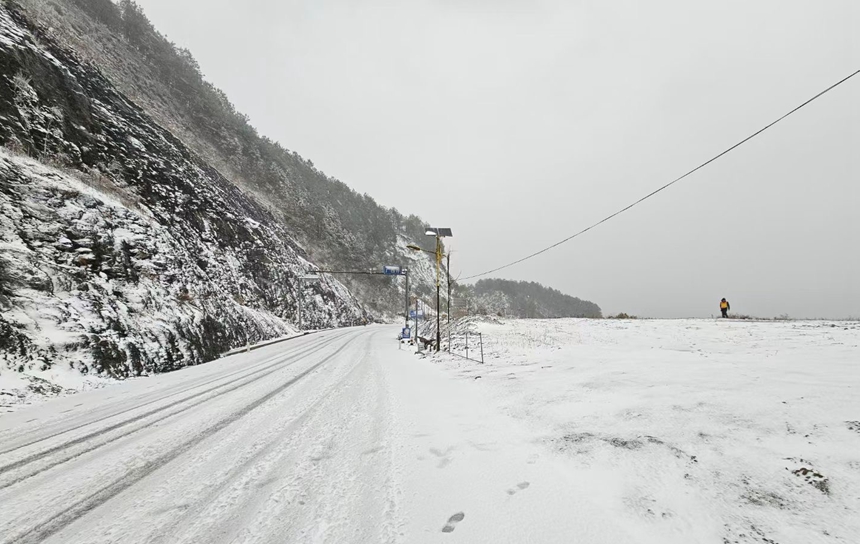 省道506线广西三江县和湖南通道县交界路段路面积雪情况。覃荣江摄