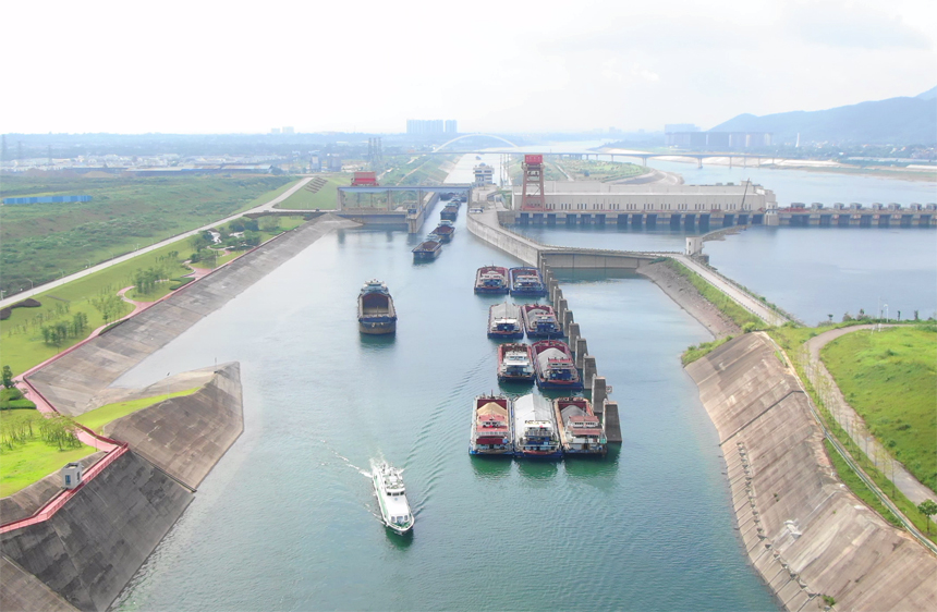 1月18日，在大藤峡水利枢纽，海巡船为出闸上行船舶护航。安宇摄