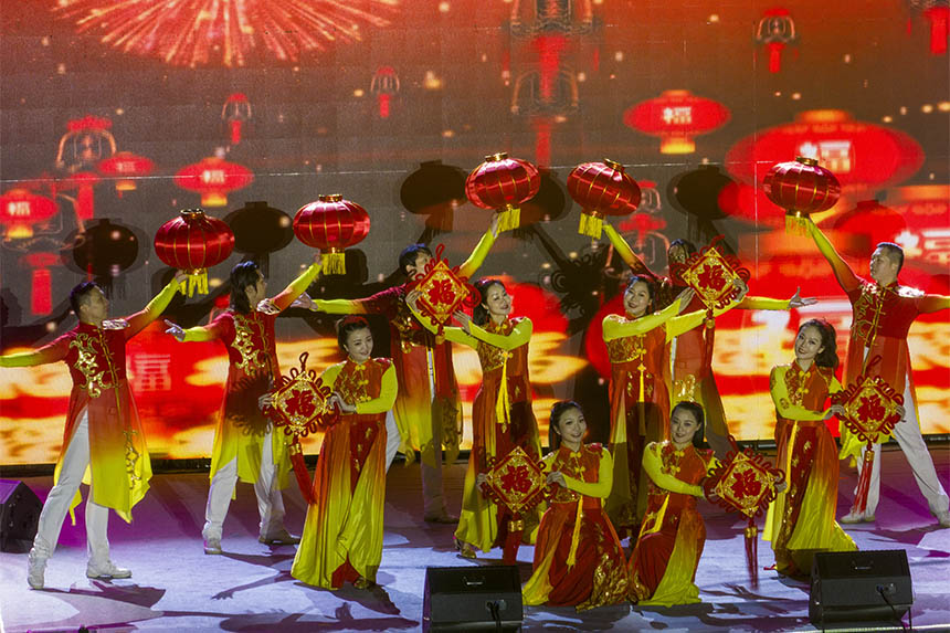 梧州市舞蹈家协会表演节目《幸福中国一起走》。何华文摄
