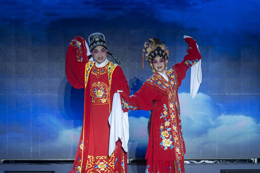 梧州市戏剧曲艺家协会表演的粤剧《花好月圆》。何华文摄