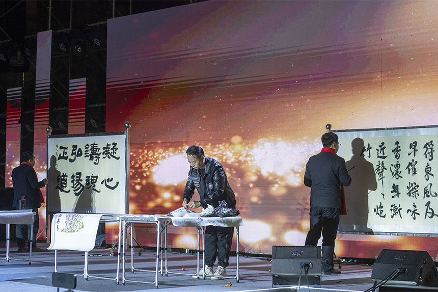 书画家在现场挥毫。何华文摄