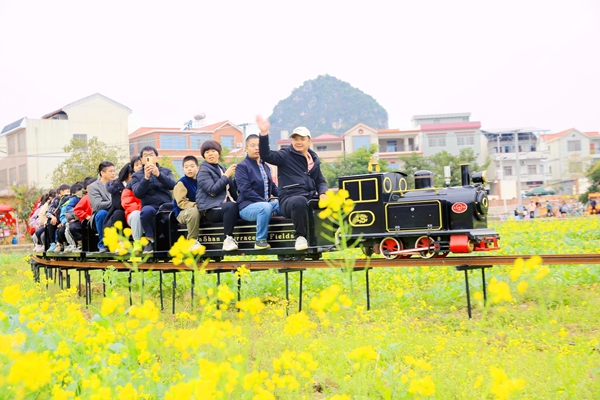 游客体验新建成的小火车。刘志宁摄