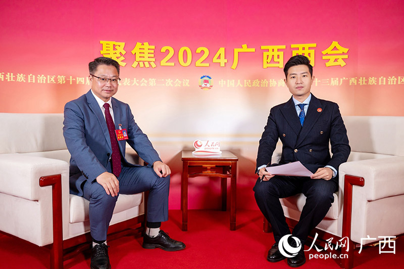 李健代表（左）接受专访。人民网记者 严立政摄
