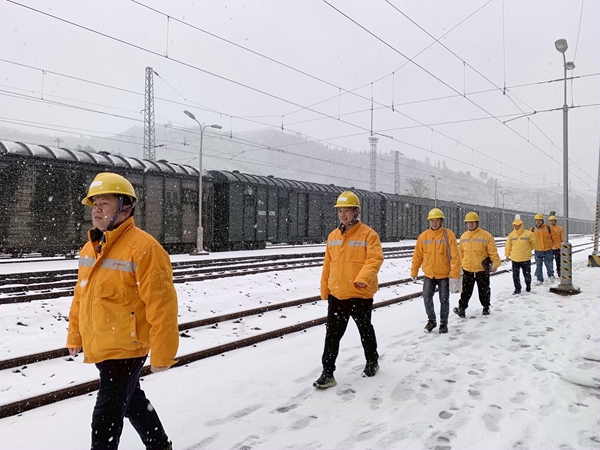 青年職工正在大雪中巡視線路。石雯賓攝