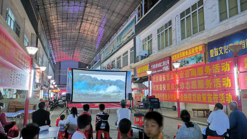 2023年10月19日在武宣县幸福小区安置点开展“四同两关爱”活动播放电影《万里归途》。供图.jpg