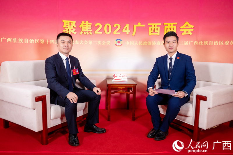 王鹏代表（左）接受专访。人民网记者 严立政摄