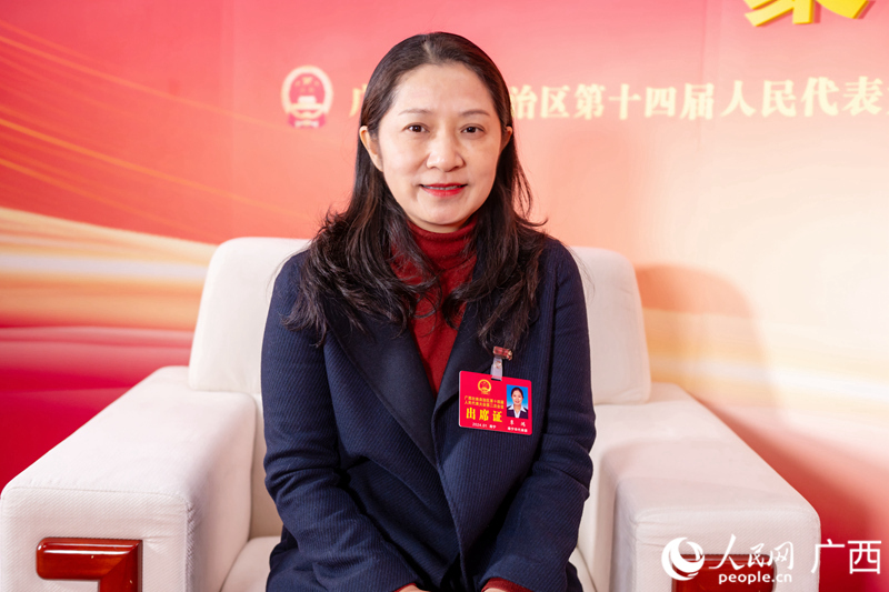 覃鸿代表接受专访。人民网记者 严立政摄