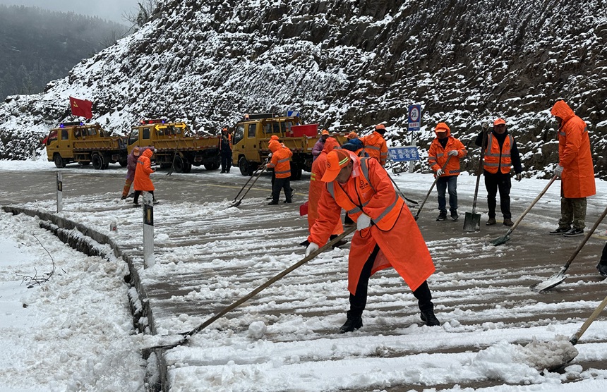 恭城公路养护中心在国道357线恭城栗木镇长靖江村路铲雪除冰。杭慧萍摄