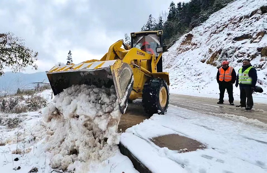 灵川公路养护中心全力抢通国道357线（东山-泸水）灵川县大境瑶族乡路段。阎泽恩摄