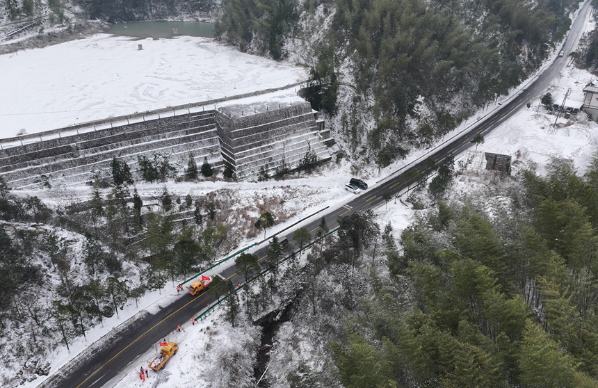 抢通后的省道202线牛塘界路段。黎昌民摄