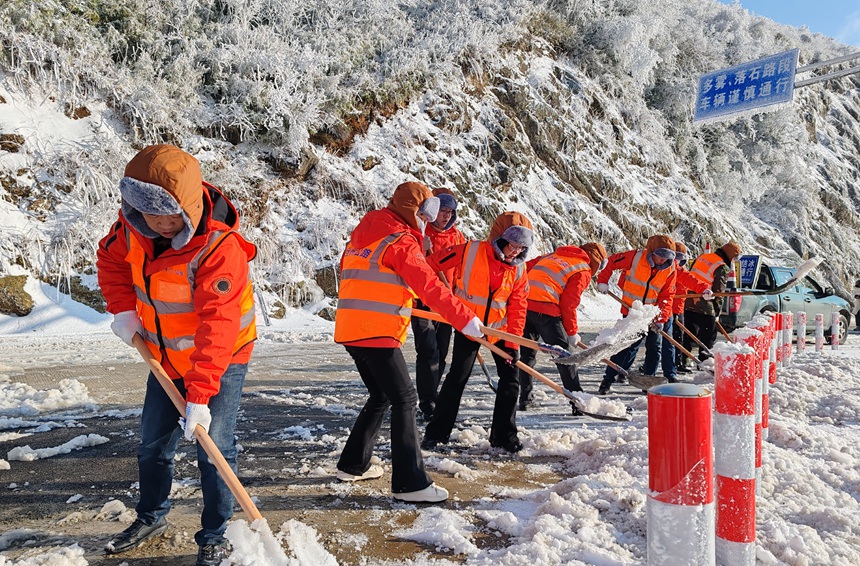 全州公路养护中心在省道301线天湖路段铲雪除冰。文运来摄