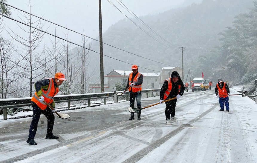 兴安公路养护中心职工在省道202线上开展铲雪除冰作业。邹婧摄