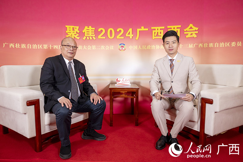 姚佐平代表（左）接受專訪。人民網記者 嚴立政攝