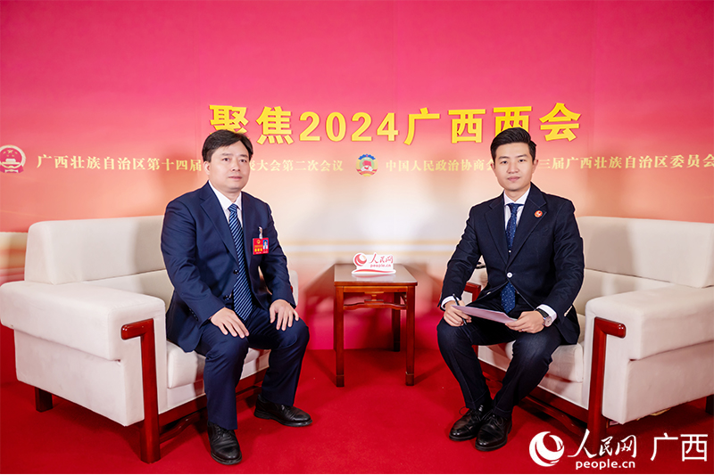 黄斌代表（左）接受专访。人民网记者 严立政摄