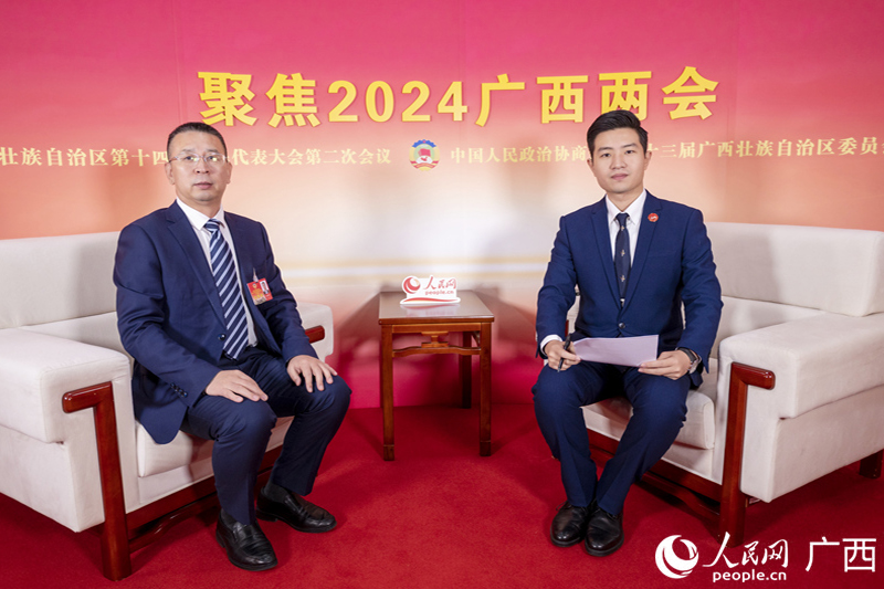 岳桂华委员（左）接受专访。人民网记者 严立政摄