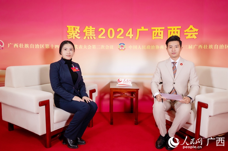 邓洁丽代表（左）接受专访。人民网记者 严立政摄