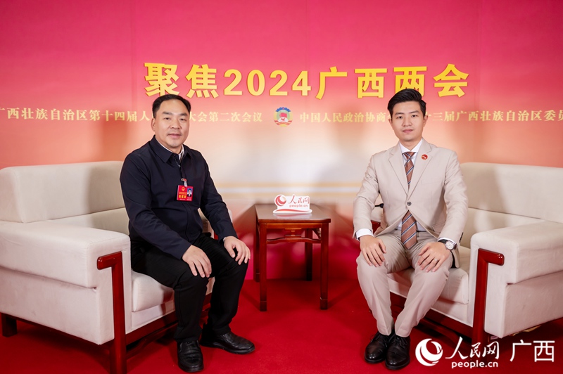 杨胜涛代表（左）接受专访。人民网记者 严立政摄