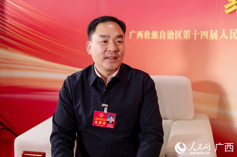 杨胜涛代表接受专访。人民网记者 严立政摄