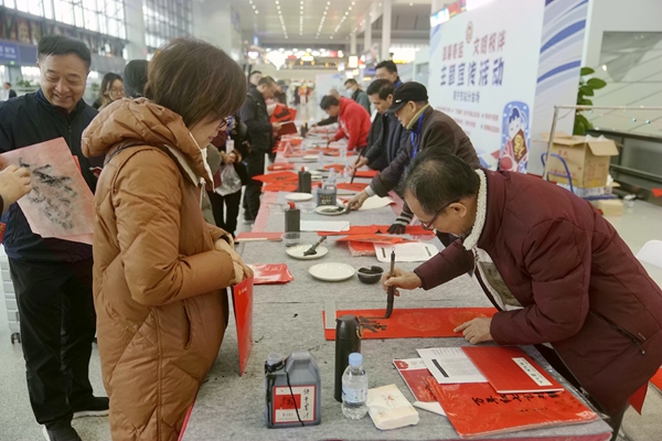 “万福迎春”活动书画家现场送春联送福。朱望汐摄
