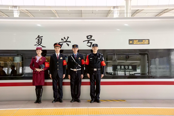 G417次“共青团号”乘务组。潘国苗摄