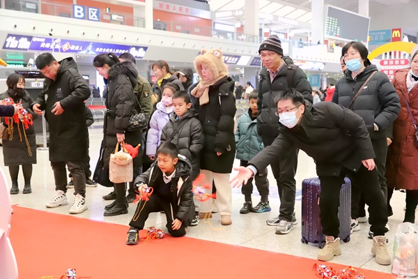 旅客排队参与“投福接运”小游戏。陈泽昊摄