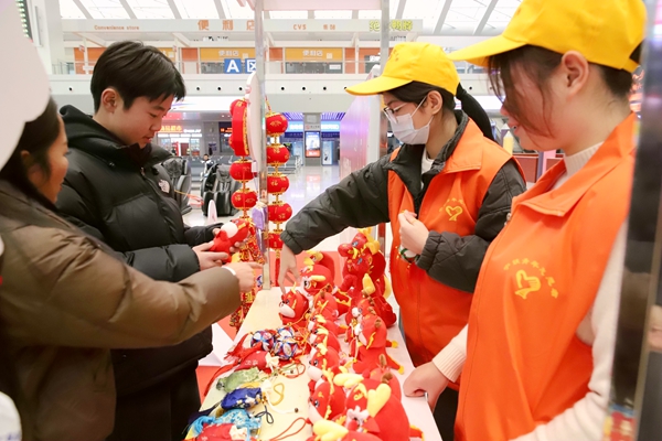年味十足的小礼物营造温馨春运氛围。陈泽昊摄