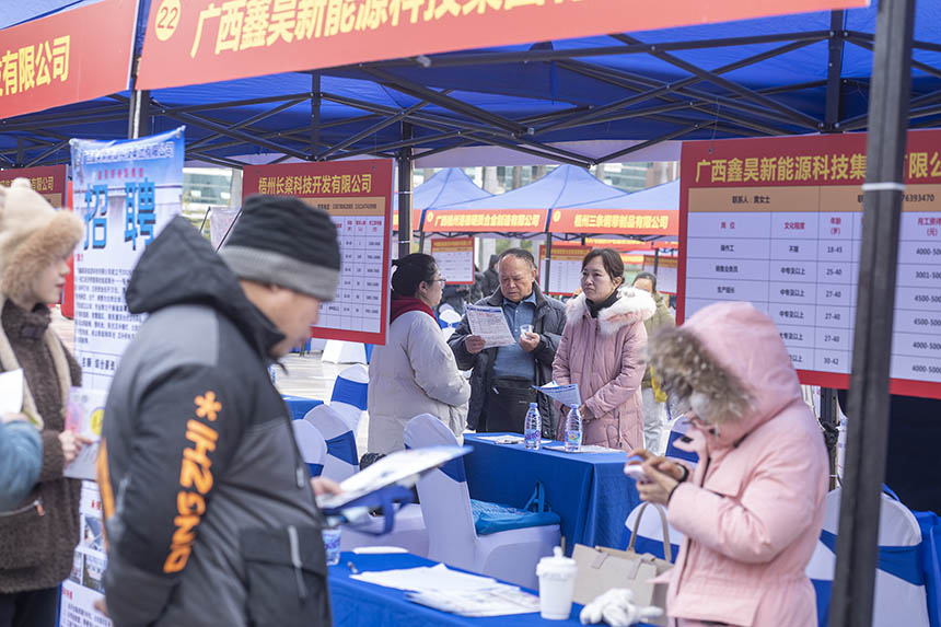 求职者在春风行动专项活动招聘会上了解就业信息。何华文摄