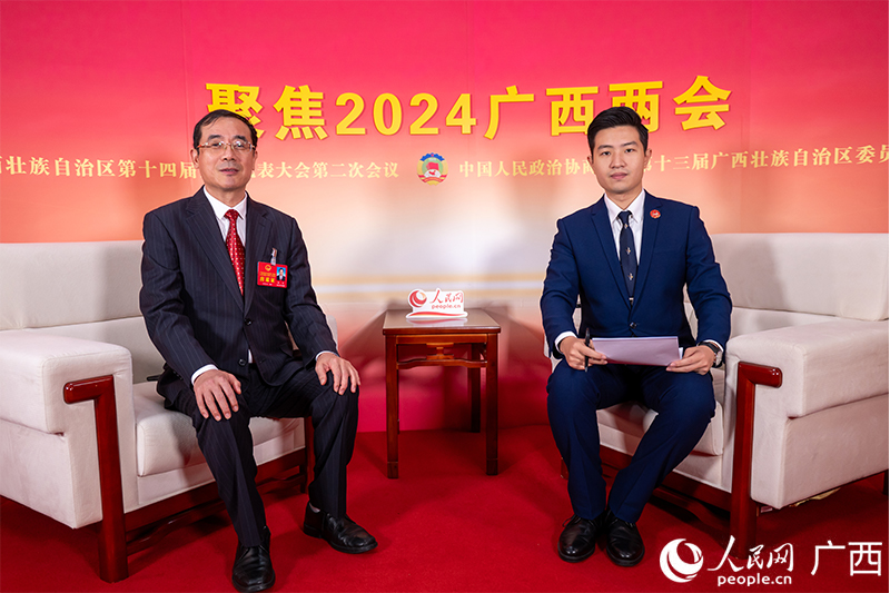 陈亮代表（左）接受专访。人民网记者 严立政摄