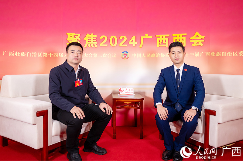 杨正沛代表（左）接受专访。人民网记者 严立政摄