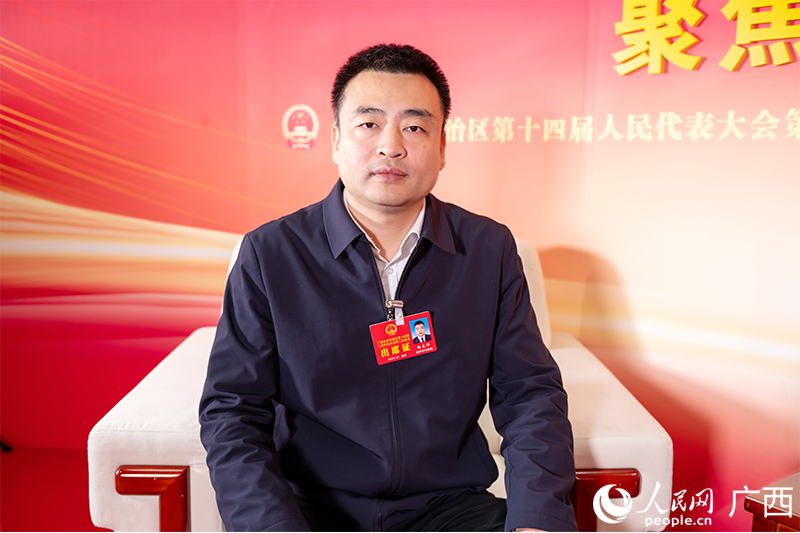杨正沛代表接受专访。人民网记者 严立政摄