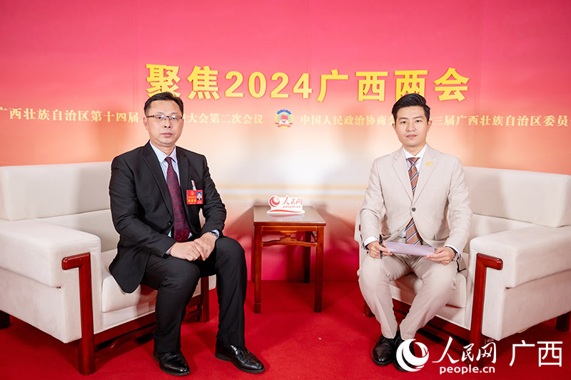 陈创兵代表（左）接受专访。人民网记者 严立政摄