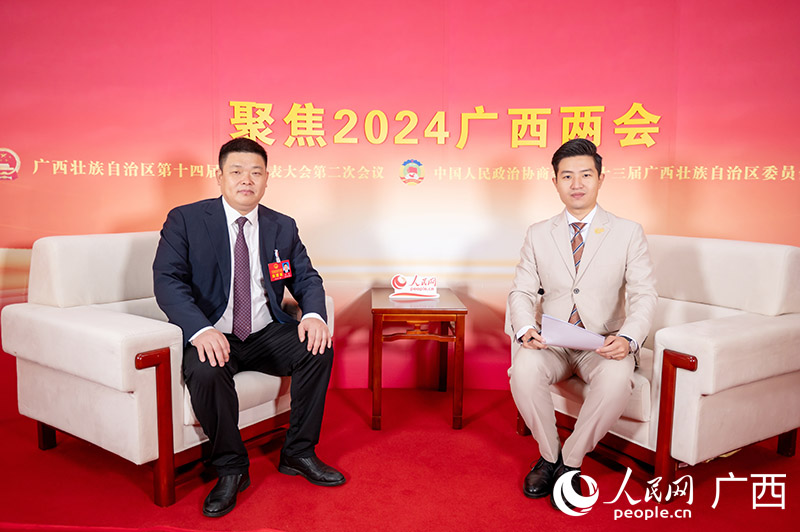 李冉代表（左）接受专访。人民网记者 严立政摄