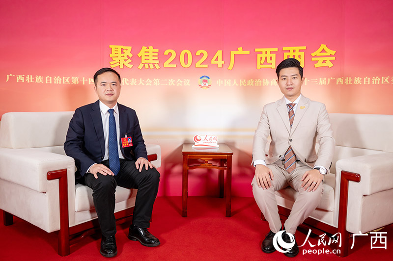 陆华静代表（左）接受专访。人民网记者 严立政摄