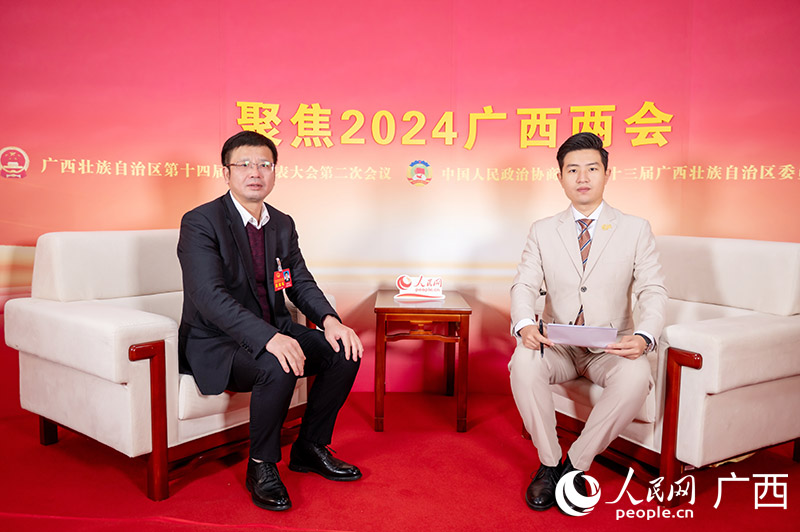 黃瑞吉代表（左）接受專訪。人民網記者 嚴立政攝