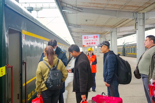 青年志愿者引导务工旅客有序排队检票乘车。李超宇摄