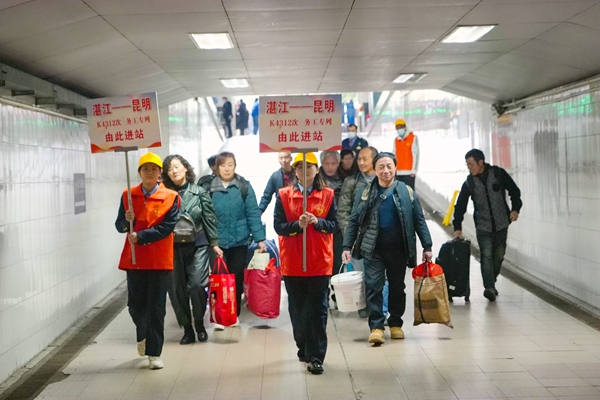 志愿者引导务工旅客有序进站乘车。李超宇摄