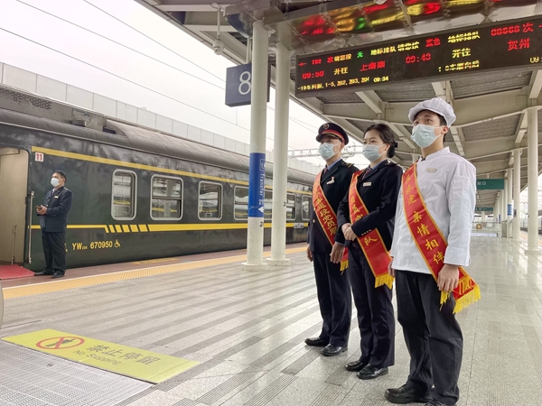 T82次列车乘务员在站台成立党团员突击队。陈秀梅摄。.jpg